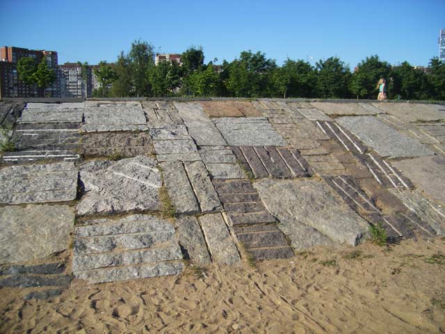 Large granite cover to protect the soil from landslides  =>Following