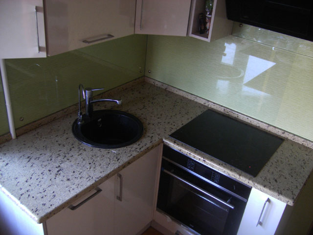 Kitchen worktop made of polished granite Atlantic Cream (Brazil) with cutouts under the sink and hob cookers  =>Following