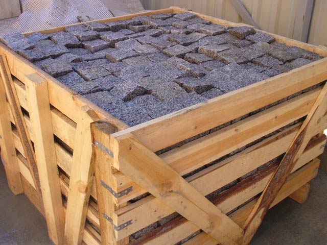 Packing chipped paving in wooden boxes