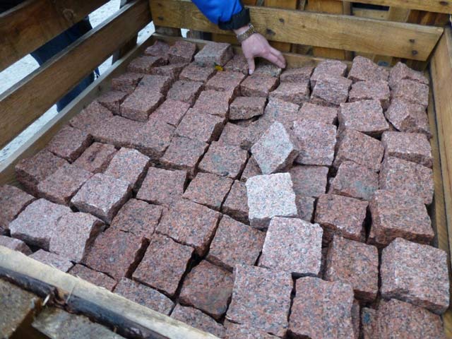 The production of slabs and paving stone of red granite