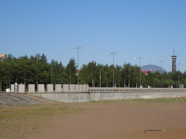 Гранитная набережная с ротондой в парке 300 летия Санкт-Петербурга