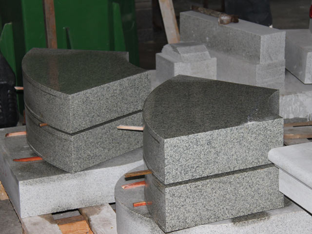 Manufacture of granite thick elements on a curve  =>Following