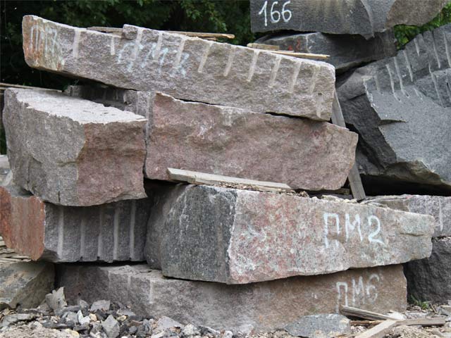 Blocks of a granite of a deposit of Kashin Gora.  =>Following