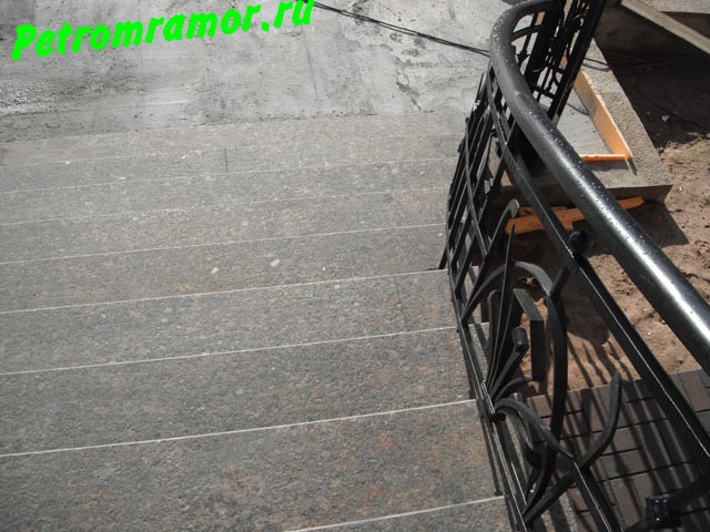цена ступени для лестниц из гранита эмеральд пера