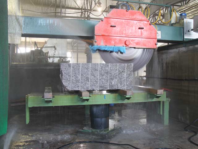Cut the granite block on the single-disc machine in the shop PetroMramor factory, granite quarry Vozrozhdenie.  =>Following