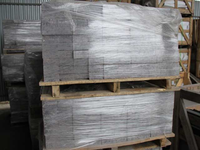 Packing of sawing a granite stone blocks for a paving  =>Following