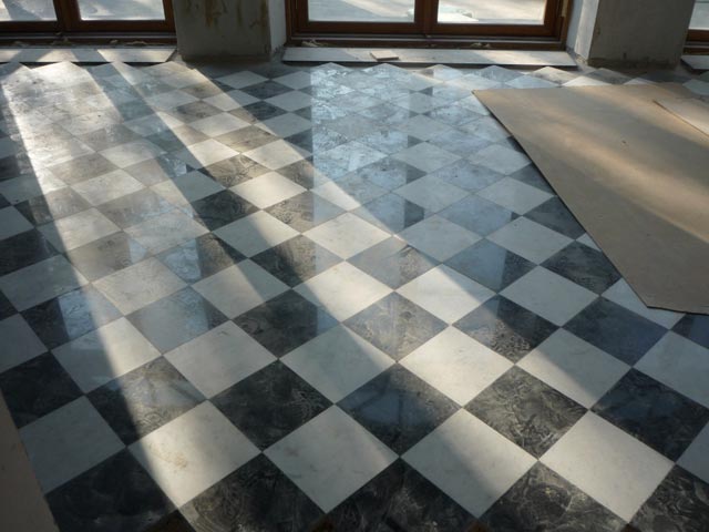 Facing of a floor by marble slabs Nero Marquina, Spain and Bianco Carrara, Italy  =>Following