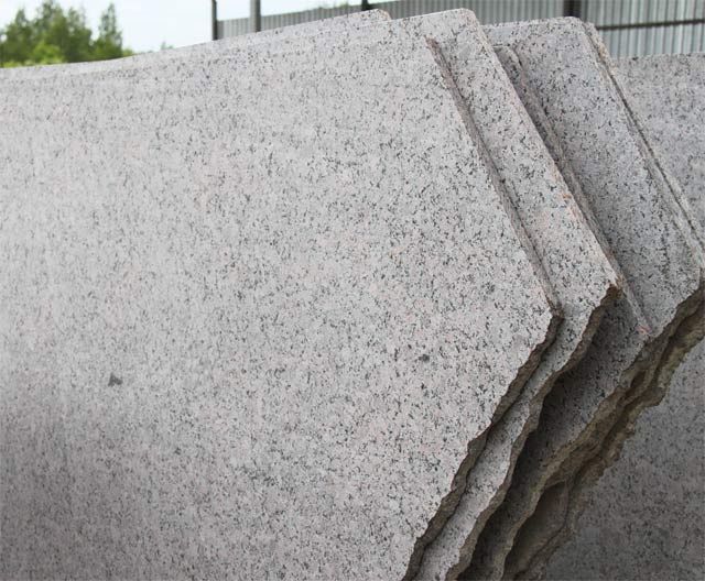 Sawing granite and marble blocks on slabs. A granite of a deposit of the Vozrozdenye.  =>Following