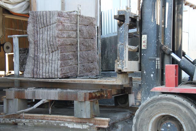 Unloading slabs a granite after sawing up. A deposit Ladoga (granite).  =>Following