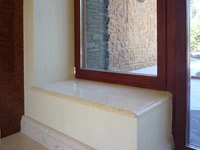 Прямой каменный подоконник-скамья мрамора Галала Экстра (Египет)