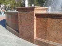 Облицовка фонтана гранитными плитами Жельтау красный. Парапет и столб из гранита.