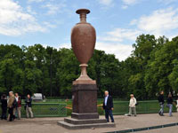Порфировая ваза в Летнем саду Санкт-Петербурга