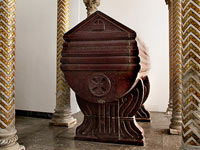 Саркофаг Констанции Норманнской. Кафедральный собор Палермо. Сицилия. Италия.