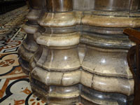 Базы колонн из мрамора, несущихсвод Кафедрального соборав Милане