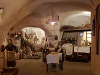 Спальня и стойло в одной пещере.Casa Grotta di Vico Solitario