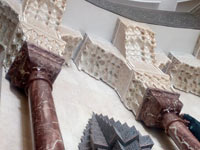 Резные мраморные капителиопорных колонн из мрамораи известняка мечетив Марокко