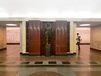 Станции метро «Бауманская» (1944г. Арх. Б.Иофан) в Москве с использованием карельского кварцита