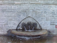 Пример пристенного фонтана из натурального камня