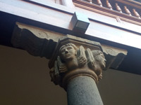 Каменные резные капителигранитных колонн Дома Колумба - бывшей резиденции губернатора Канарских островов