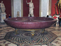 Ванна императора Нерона из цельного куска порфира. Музеи Ватикана. Италия.