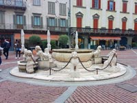 Каменный фонтан на городской площади. Брешиа.