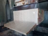 Процесс изготовления слэбов из камня известняка на нашем заводе во Всеволожске