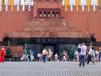 Венчающая часть Мавзолея Ленина выполнена из карельского кварцита