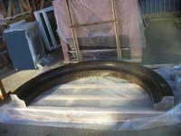 Целиковая арка радиусом 1000 мм выполнена из гранита Дымовский для МАФ. Фактура - круговая полировка с фасками 10 на 10 мм