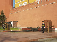Могила Неизвестного солдата и Вечный огонь в Москве. Плита облицована красным шокшинским кварцитом