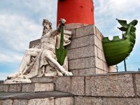 Скульптура божества моря (по другой версии - река Днепр) у основания ростральной колонны на стрелке Васильевского острова в Санкт-Петербурге