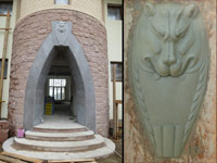 Пластилиновый макет львиной головы для замкового камня, и облицованный гранитными плитами с фактурой «скала» входной портал с готовым замковым камнем