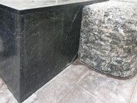 Фрагмент постамента для памятника из пироксенита Сопка Бунтина. Сочетание полированных плит и колотой поверхности.