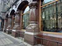 Гранитные колонны в стиле модерн дома Фаберже на Большой Морской улице в Санкт-Петербурге