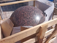 Готовый шар из коричневого гранита перед упаковкой.