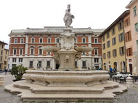 Отдельно стоящий каменный фонтан.Бреша. Италия.