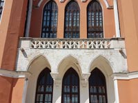 Резной балкон дворца в псевдоготическом стиле в усадьбе Марфино в Подмосковье