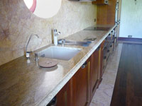 Столешница кухонная из гранита Империал Голд, Индия и панелью из мрамора Крема Валенсия, Испания.